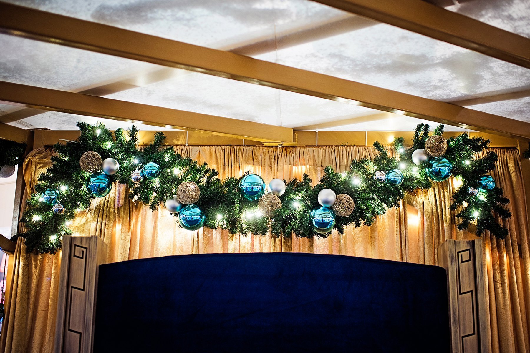 Santa Set Garland Backdrop // Commercial Holiday Decor Greenscape